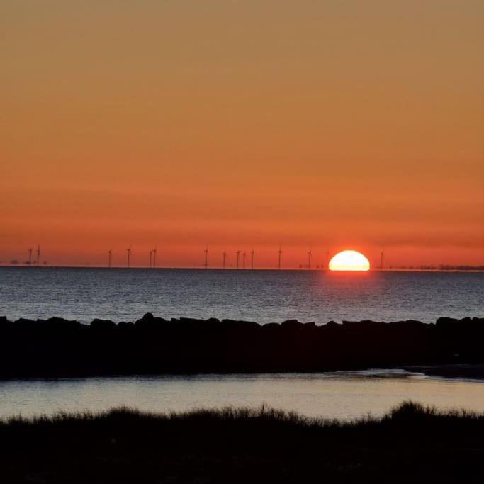 Awave From It All - Escape The City Life Jaywick Sands Exterior photo